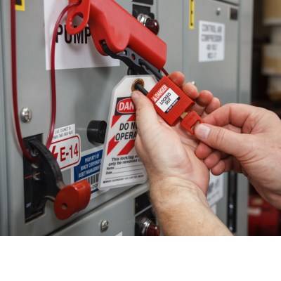 Reduzieren Sie mit Lockout/Tagout die Zahl der Arbeitsunfälle während Maschineneingriffen