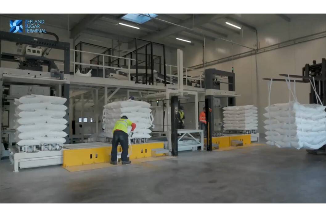 SYMACH Palettierer stapeln ZST Zucker Säcke in Slings SYMACH Palettierer stapeln ZST 50kg Zuckersäcke in Schlingen, um ein Schiff zu laden. Die SYMACH-Anlagen bieten schnelle und zuverlässige Palettierflexibilität
