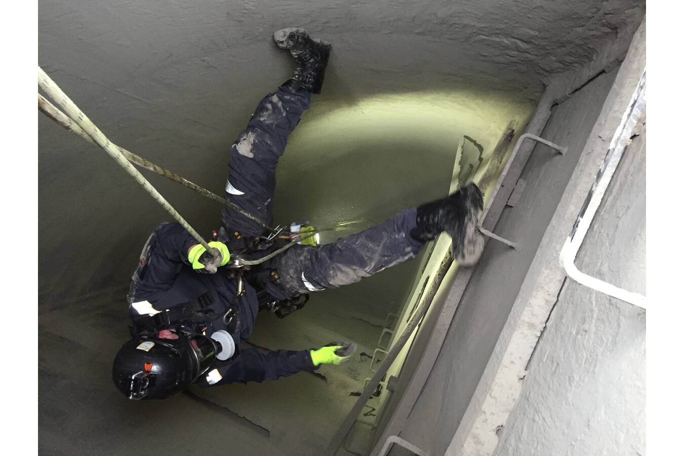 Reparatur von Polyestersiloanlagen Reparatur von Polyestersiloanlagen durch seilunterstützende Arbeitstechniken schnell, sicher und mit geringem Aufwand.