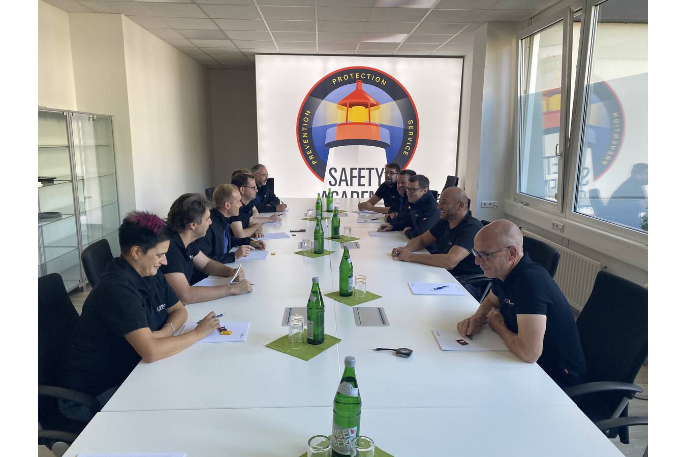Safety Academy bildet Explosionsschutzexperten aus  Für IEP Technologies besteht das oberste Ziel darin, explosionsgefährdete Arbeitsumgebungen zu einem sicheren Ort zu machen. Daher bildet der Safety-Experte des HOERBIGER Konzerns verantwortungsbewusste Explosionsschutzexperten in der Safety Academy aus.