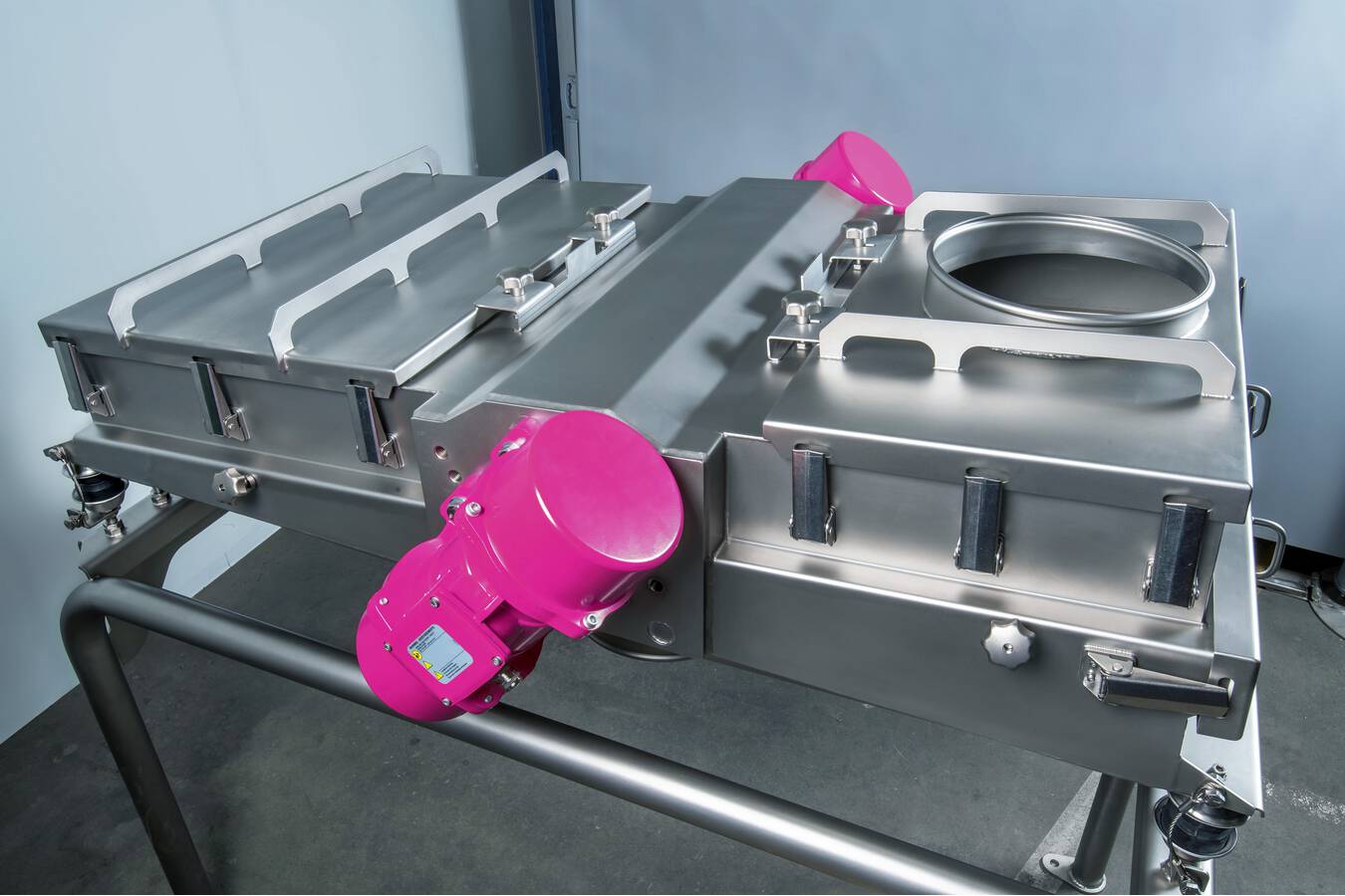 Vibrationssiebmaschinen: Vielseitig einsetzbar und leistungsstark Die Vibrationssiebung ist für ein breites Spektrum an Schüttgütern und Aufgaben geeignet. Vorteile der Vibrationssiebmaschine JEL Konti II: hygienisches Design; einfache Handhabung und schneller Siebwechsel.
