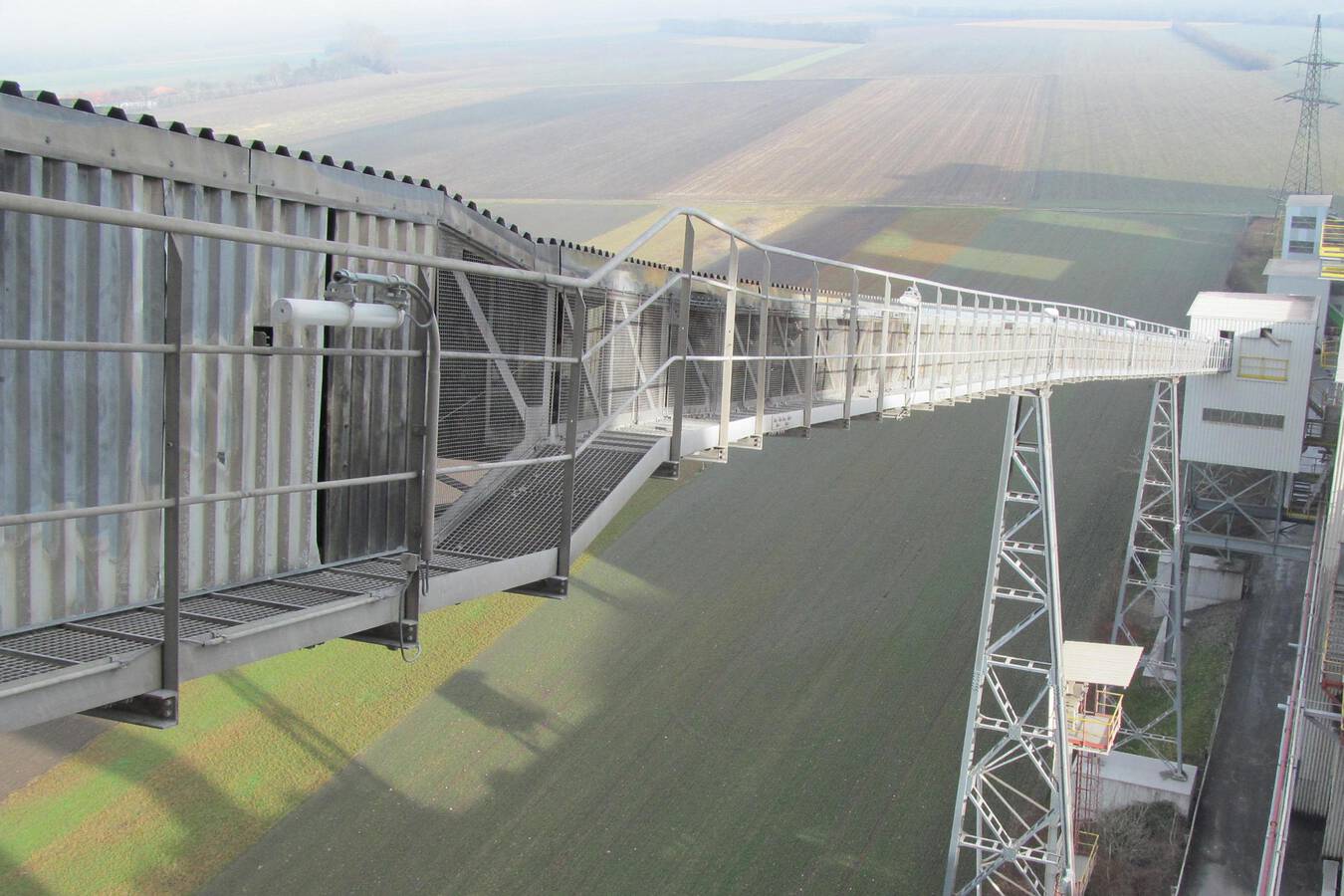 BEUMER Group liefert Fördertechnik an die Lafarge Zementwerke GmbH Die Lafarge Zementwerke GmbH im österreichischen Mannersdorf hat BEUMER beauftragt, eine Förderanlage für alternative Brenn- und Rohstoffe zu installieren. Der Kunde erhält Technik auf dem neuesten Stand zu einem optimalen Preis-Leistungs-Verhältnis. 