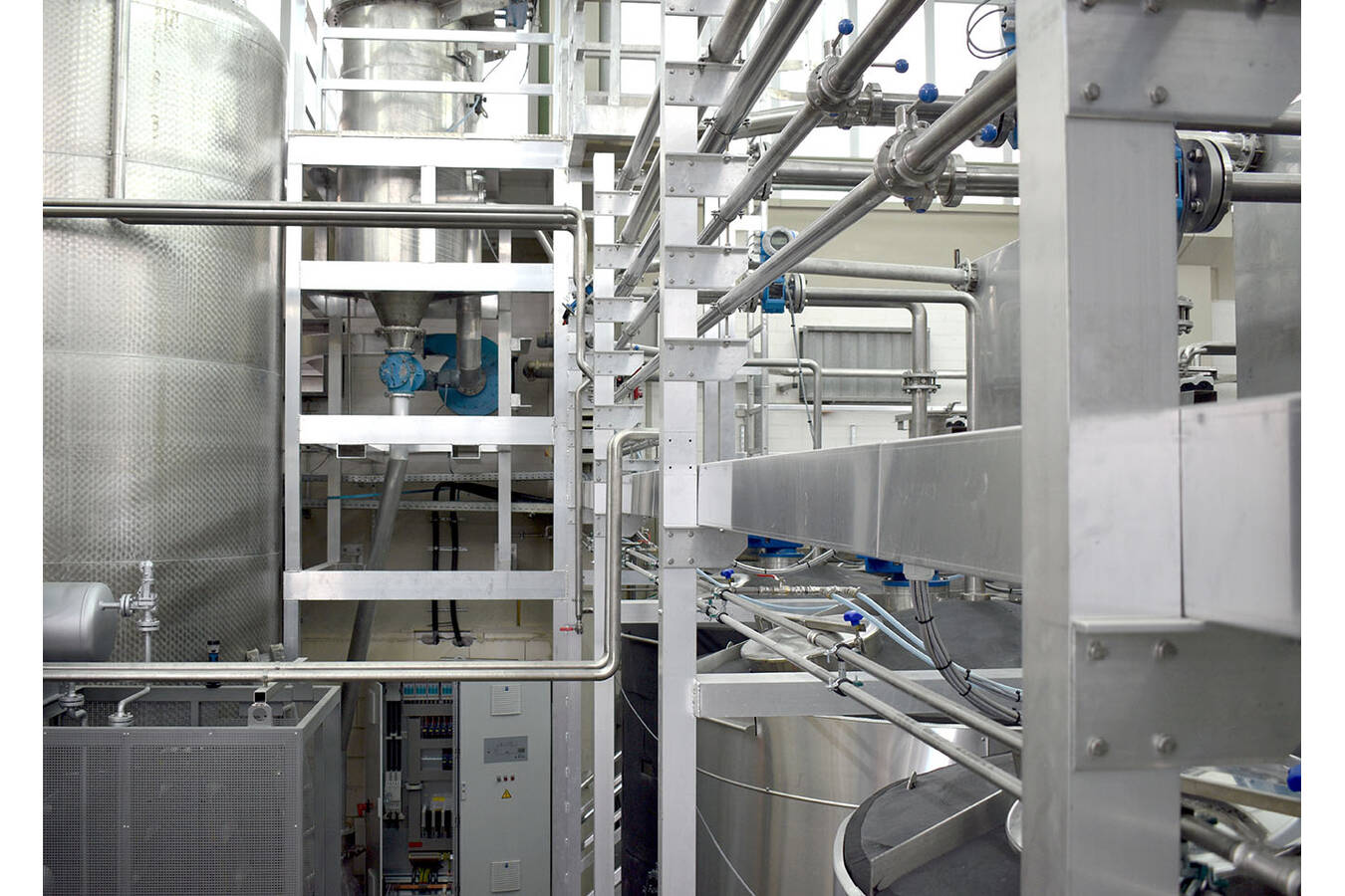 Fertigstellung Zentrum für Flüssigmischungen Insgesamt 4 Rührbehälter mit einem Mischraumvolumen von jeweils 10 m³ inklusive Temperaturführung. 