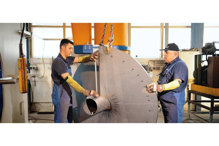 Riesenschneckenflügel für Riesenprojekte Mit einer neuen hydraulischen Presse kann C.E. Schneckenflügel GmbH jetzt Schneckenflügel bis 3000 mm Durchmesser und 60 mm Blechdicke herstellen.