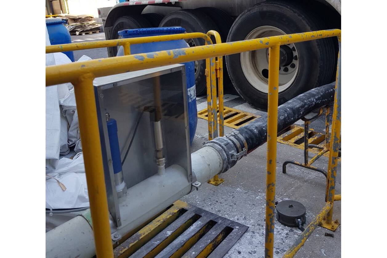 Materialflussüberwachung zur Steuerung der LKW-Entladung Für die LKW-Entladung ist es hilfreich zu wissen, wann kein Material mehr nachkommt und die Pumpe für die Entladung abgeschaltet werden kann.