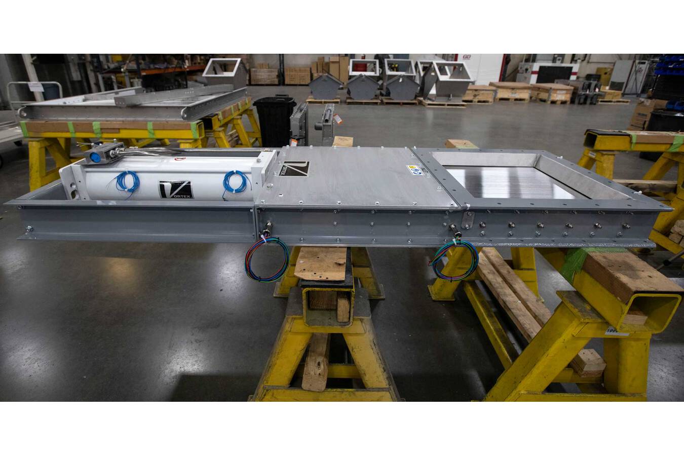 Heimtierfutter-Hersteller setzt auf Vortex´s TSG Schieber Der Vortex Titan Slide Gate besteht aus einem hochbelastbaren Rahmen aus Kohlenstoffstahl mit einer Klinge aus Edelstahl 304. Der Materialkontakt besteht aus Edelstahl 304 und Polymer.
