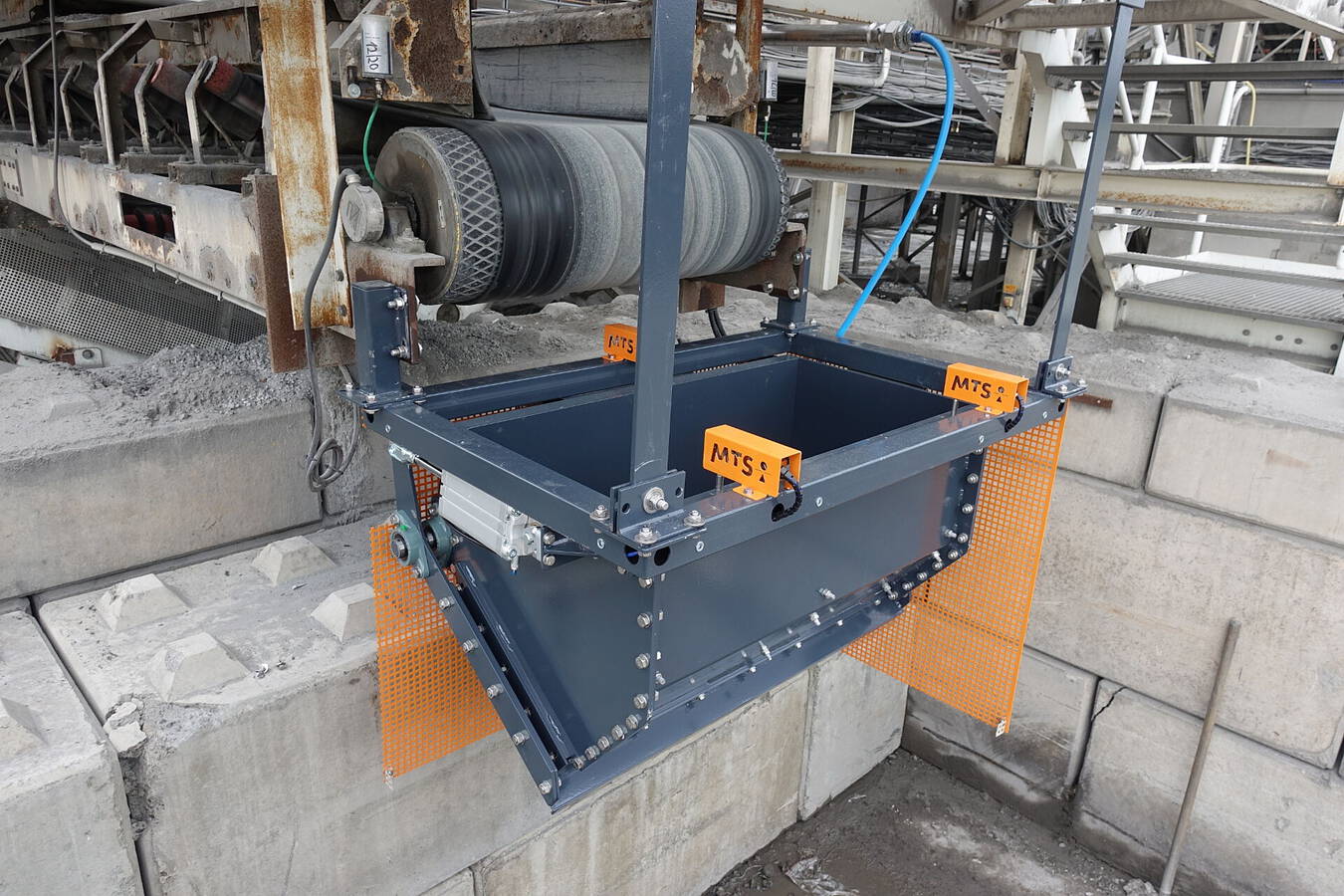 Wenn’s für die Bandwaage zu wenig ist MTS entwickelte die Behälter-Klappenwaage, für niedrige und mittlere Durchsätze von 200 bis 5.000 kg/h. Die Verwiegung ist sehr genau, da sie statisch ist.