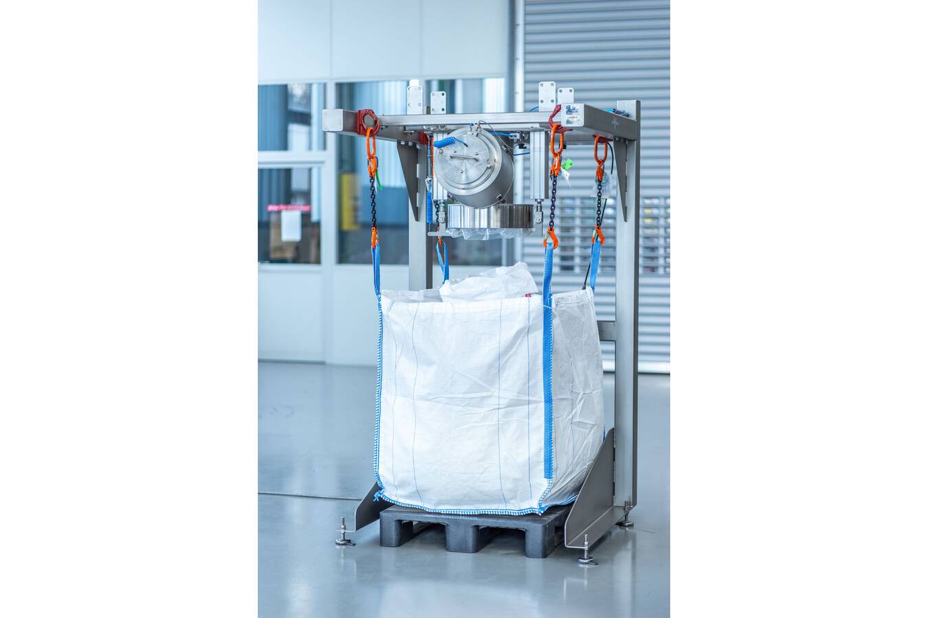 Engelsmann mit neuem Containment-Befüllsystem für Big Bags Die J. Engelsmann AG, führender Anbieter von Prozesstechnik für die Schüttgutindustrie, hat ein neues Anschlusssystem entwickelt, mit dem Big Bags unter Containment-Bedingungen bis OEB 4 einfach und sicher befüllt werden können. 