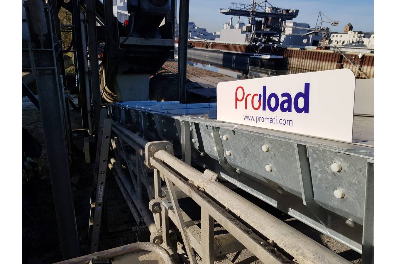 BLU-TEC® Proload: Aufgabe Staubreduktion und Beseitigung Der Endkunde hat ein großes Staubproblem an Produktübergaben, und Promati ist stolz seinem Partner Fördertechnik Kettner bei seinem Endkunden bei der Lösung seines Problems behilflich sein zu können.