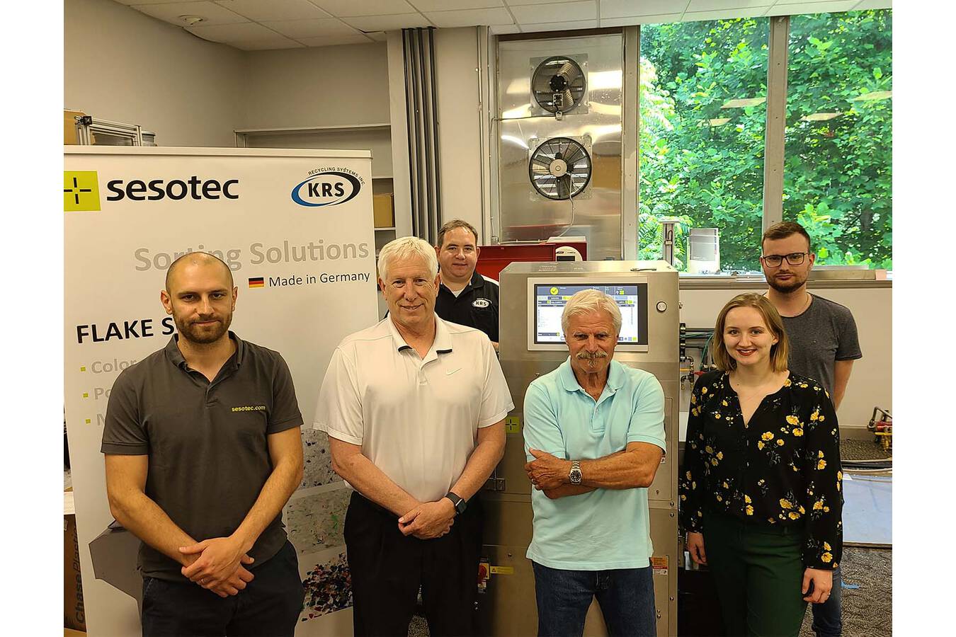 Materialanalysesystem Flake Scan von Sesotec  Sesotec hat dem Polymers Center of Excellence ein Flake Scan Materialanalysesystem zur Verfügung gestellt, um die Optimierung von Produkten und Prozessen in der Kunststoffindustrie zu unterstützen.