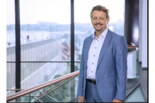 Bodo Schlenker neuer Divisional Director Software Solutions BEUMER Die BEUMER Group konzentriert sich strategisch auf innovative Softwarelösungen, moderne IT-Architektur, Konnektivität und Big Data.
