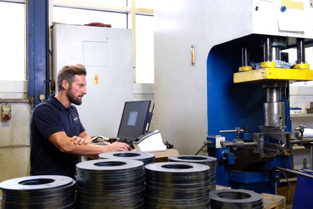 Hochautomatisierte Fertigung bei C.E. Schneckenflügel Mehr Qualität, Schnelligkeit und Verlässlichkeit. Unsere hochautomatisierte Fertigung garantiert Terminsicherheit, optimale Abläufe und perfekte Übersicht.