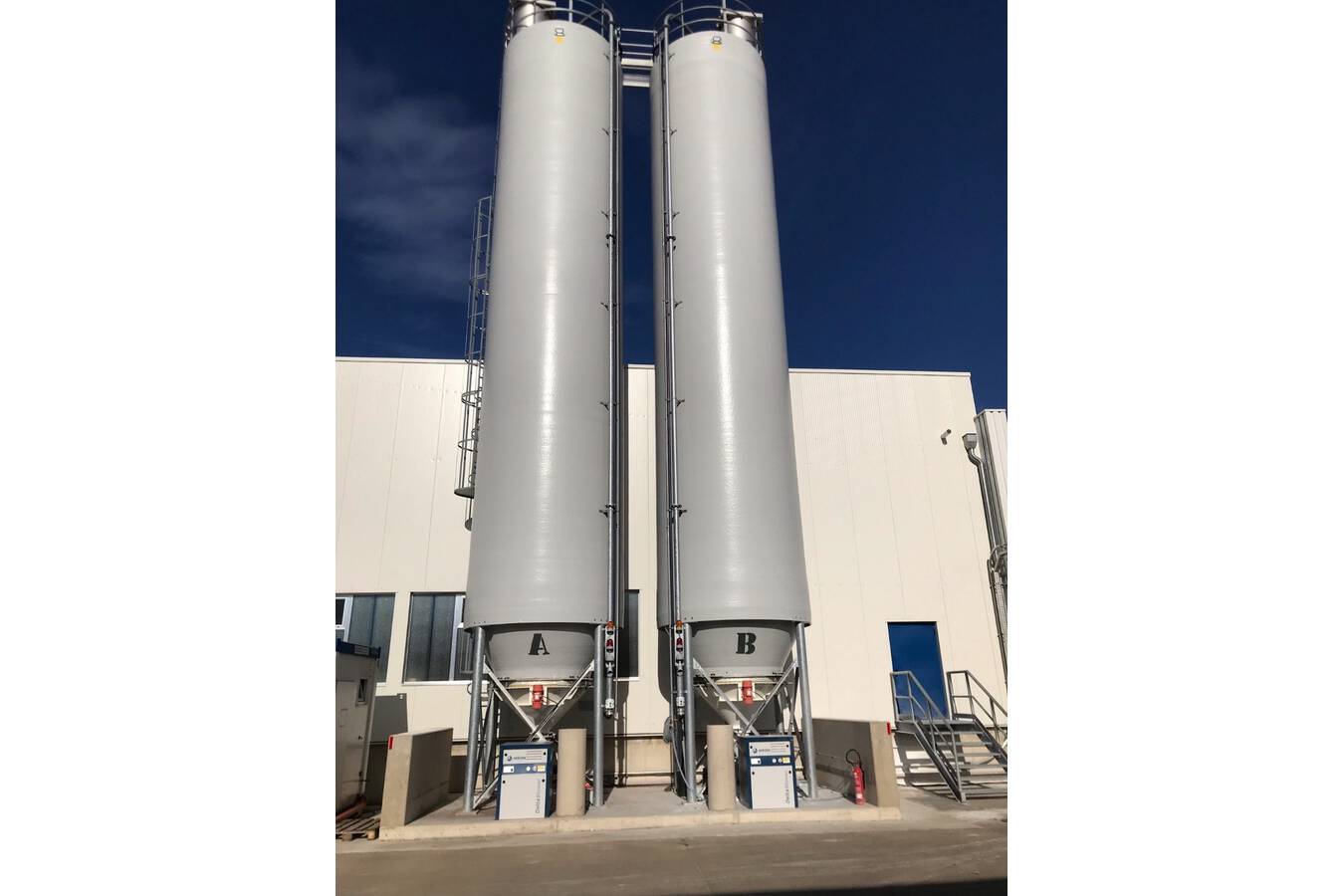 Zwei 100m³ Stärkesilos für die Papierindustrie GFK-Silos, Filter, Vibroböden, Begehung, Leiter, Dachrandgeländer, Verbindungssteg, ATEX