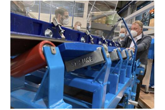 ScrapeTec Trading zur Hausmesse bei der BEUMER Group Scrape Tec präsentiert allen Beteiligten aus Technik, Vertrieb und Service der BEUMER Group nachhaltige Lösungen rund um die Übergabestelle.
