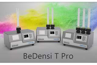 Bestimmung der Stampfdichte mit der neuen BeDensi T Pro Serie Die neue BeDensi T Pro Serie bestimmt zuverlässig, einfach und konform mit DIN ISO 3953, 53194 sowie ASTM-Normen die Stampfdichte von Pulvern. Erhältlich sind die Modelle T1, T2 und T3 mit jeweils einem, zwei oder drei Messzylindern.