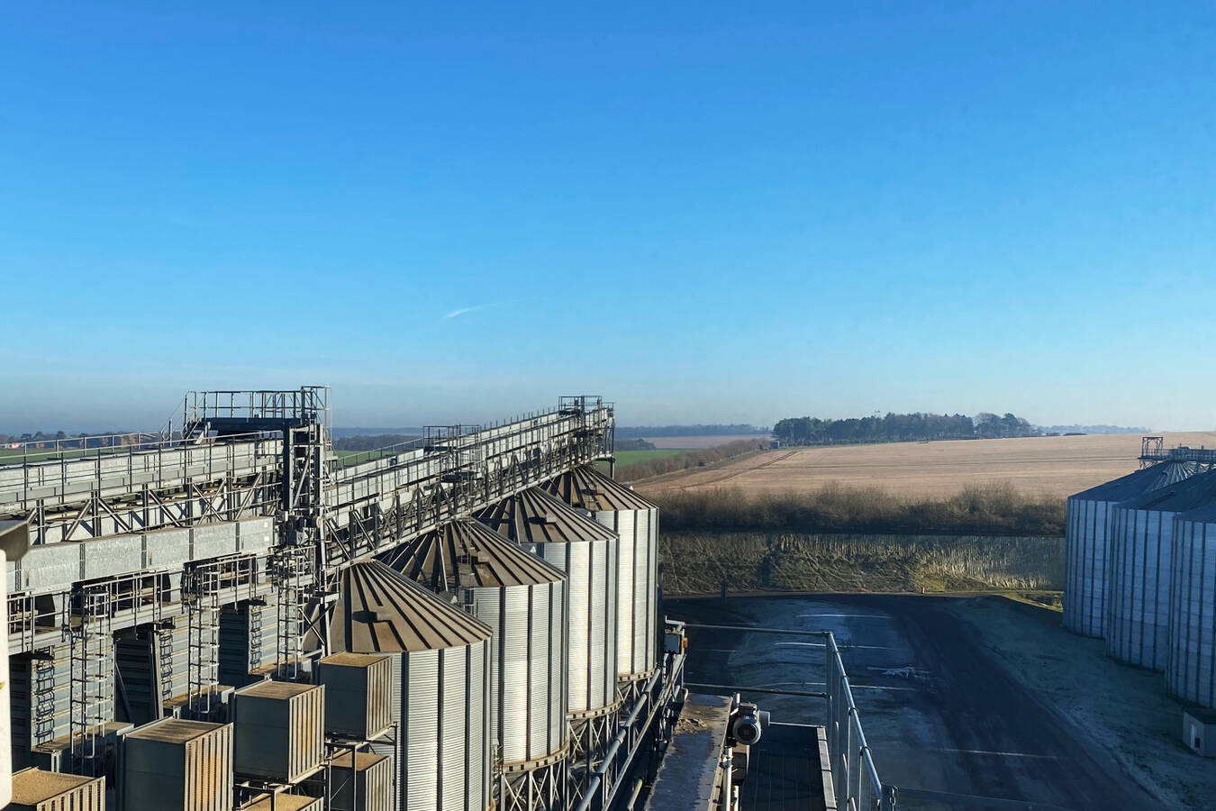 Modernisierung der Füllstandskontrolle für die Getreidelagerung Ein großes Getreidelager in Südengland benötigte ein zuverlässiges Inhaltsmessgerät, um ein überholtes, nicht mehr funktionierendes Schallwellensystem zu ersetzen.