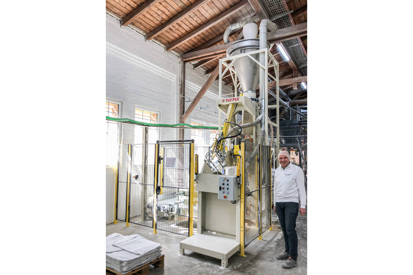 Effizientes Abfüllen von Mehl in Ventilsäcken Neue Ventilabsackmaschine für Weizenmehl für die Hedwigsburger Okermühle GmbH 