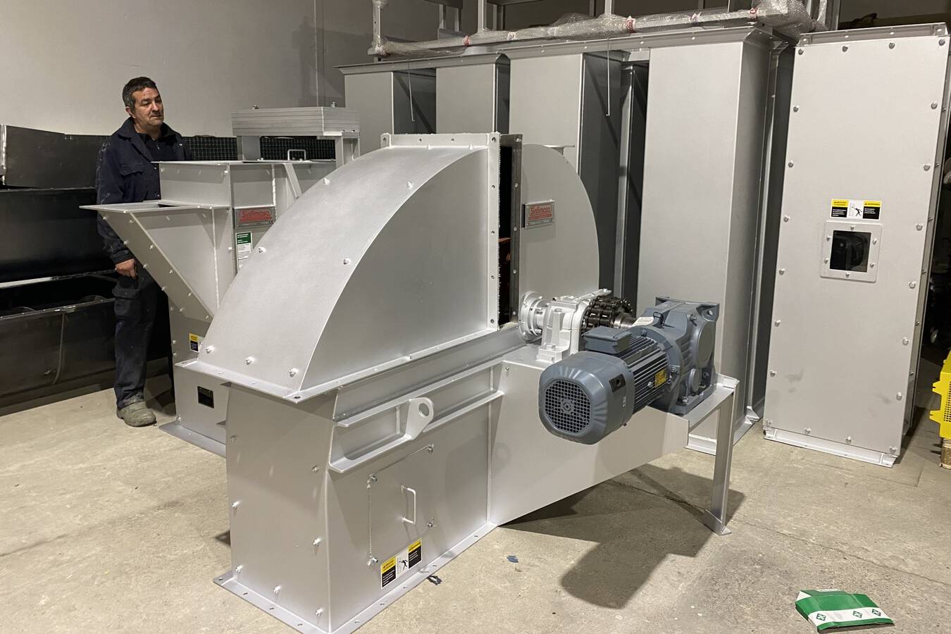 Verschleiß- und temperaturbeständiger Kettenelevator für Gießereisand Sinfimasa entwirft und fertigt maßgeschneiderte Elevatoren, wie zum Beispiel diesen Fall: ein robuster und verschleißfester Elevator für Temperaturen bis zu 500ºC