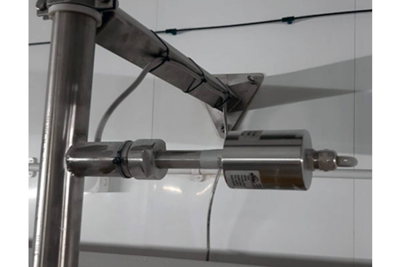 Automatische Salzdosierung in der Lebensmittelindustrie Durch die Messung des Salzflusses im Prozess kann schnell auf Veränderungen reagiert und eine kontinuierliche Produktqualität gewährleistet werden.
