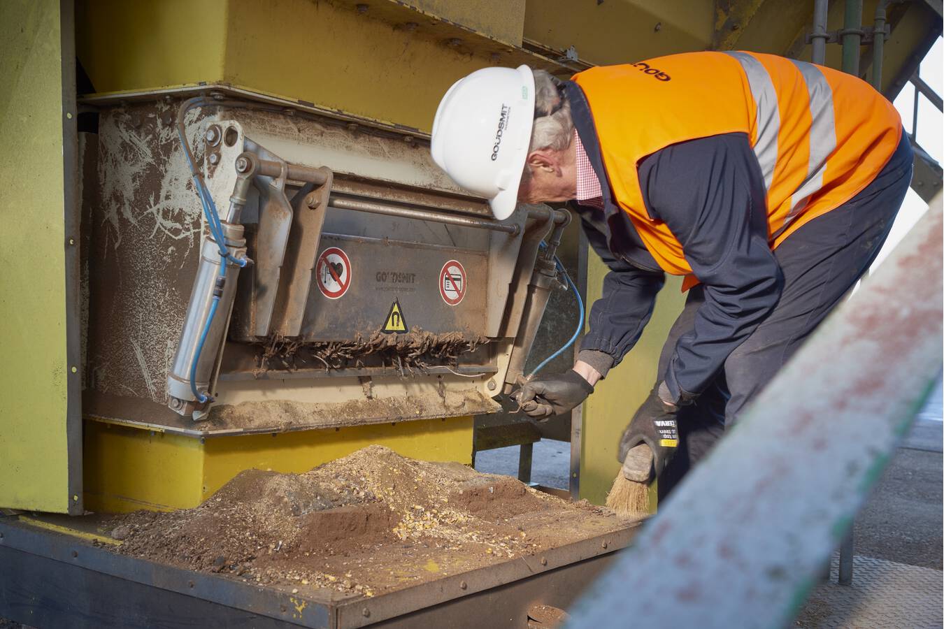 Automatischer Aussenpolmagnet für Futtermittel bis zu 200 m3/Stunde Der automatische Außenpolmagnet, der kürzlich von Goudsmit Magnetics  entwickelt wurde, eignet sich für die Verarbeitung großer Kapazitäten von Futtermitteln und anderen Schüttgutern.