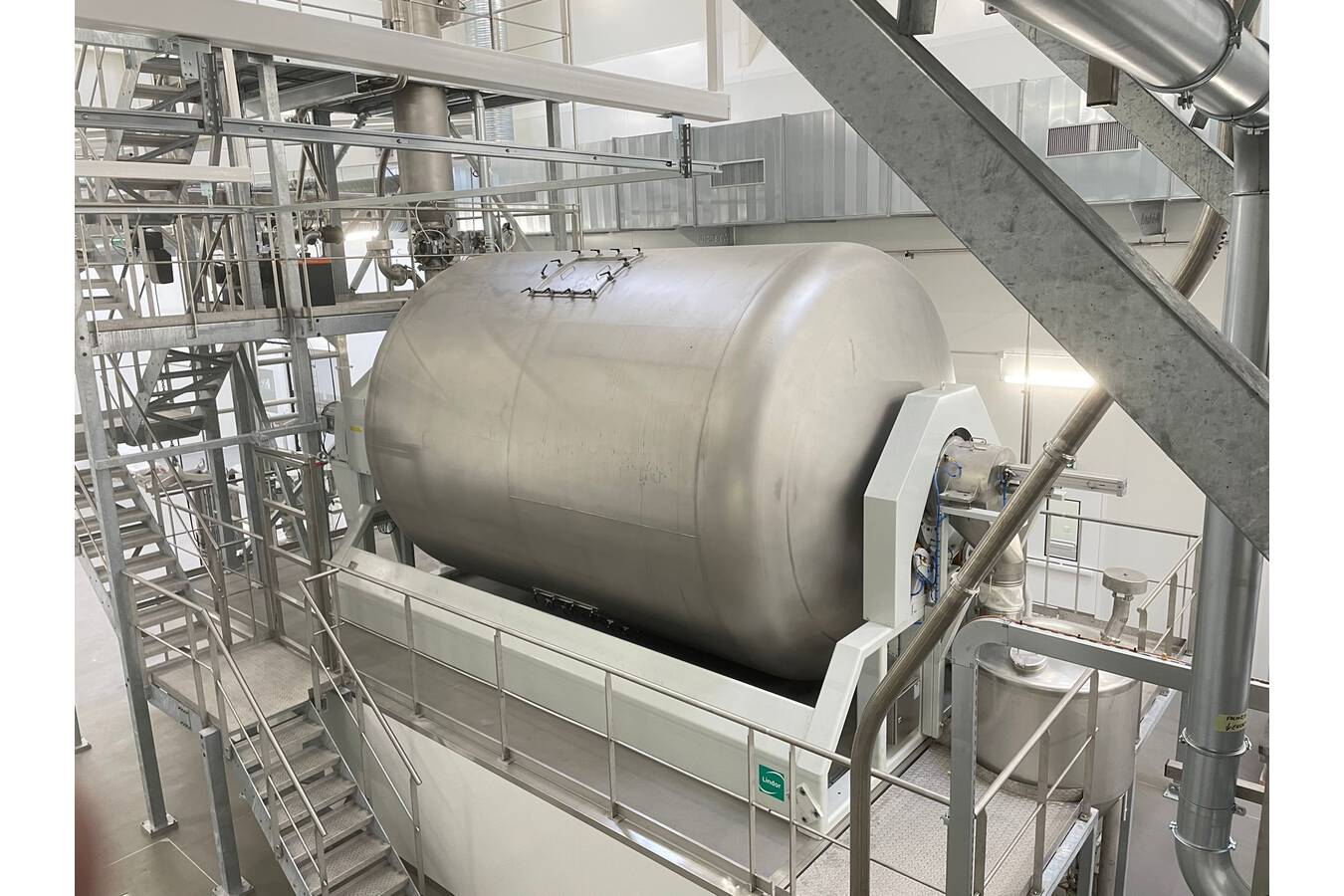 Weishardt mischt gelatine und kollagen mit XXL-lindor mischern Derzeit betreibt Weishardt 3 Lindor L25000 Mischer an  3
Produktionsstandorten: Die neueste Anlage wurde erst kürzlich im gerade eröffneten Werk installiert.