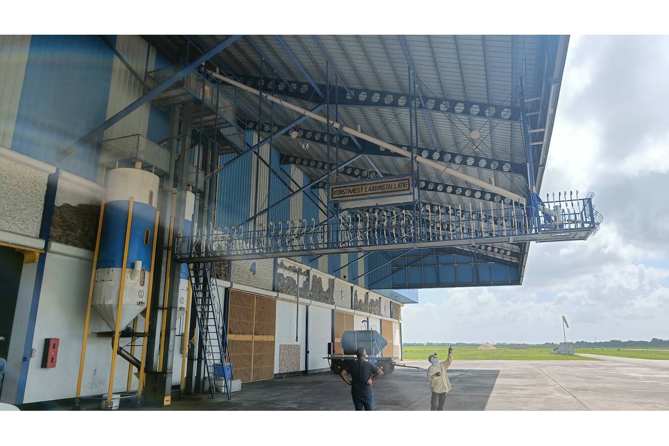 Sortieranlage für eine Reisfarm in Surinam  Mit Hilfe von Kameras wird die Farbe jedes Reiskorns einzeln analysiert. Mit Druckluft wird dann jedes Reiskorn in die richtige Ausgabe geblasen. 