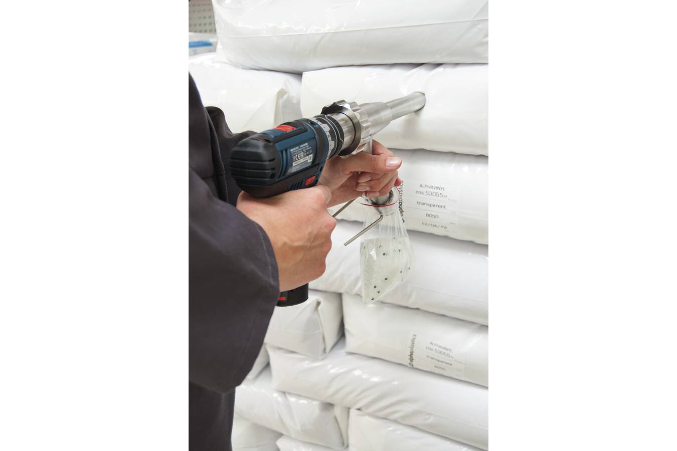 PowderProof: Mobile Probenahme von Pulvern und Granulaten Qualitätssicherung beginnt bei der Wareneingangskontrolle. Eine Allschichtprobe von Schüttgütern ist mit dem Pulver- und Granulat-Sammler PowderProof® kein Problem mehr.