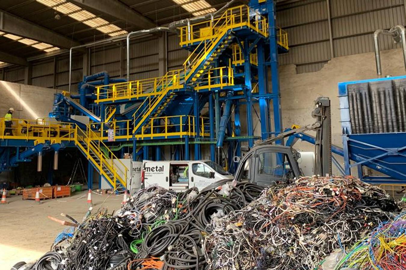 Schnecken und Becherwerke in einer Recyclinganlage für Flusenabfälle Sinfimasa konzipierte eine Doppelschnecke mit Förderschnecken und einem Becherwerk für ein schwieriges Material, das aus sehr unterschiedlichen Fraktionen besteht.