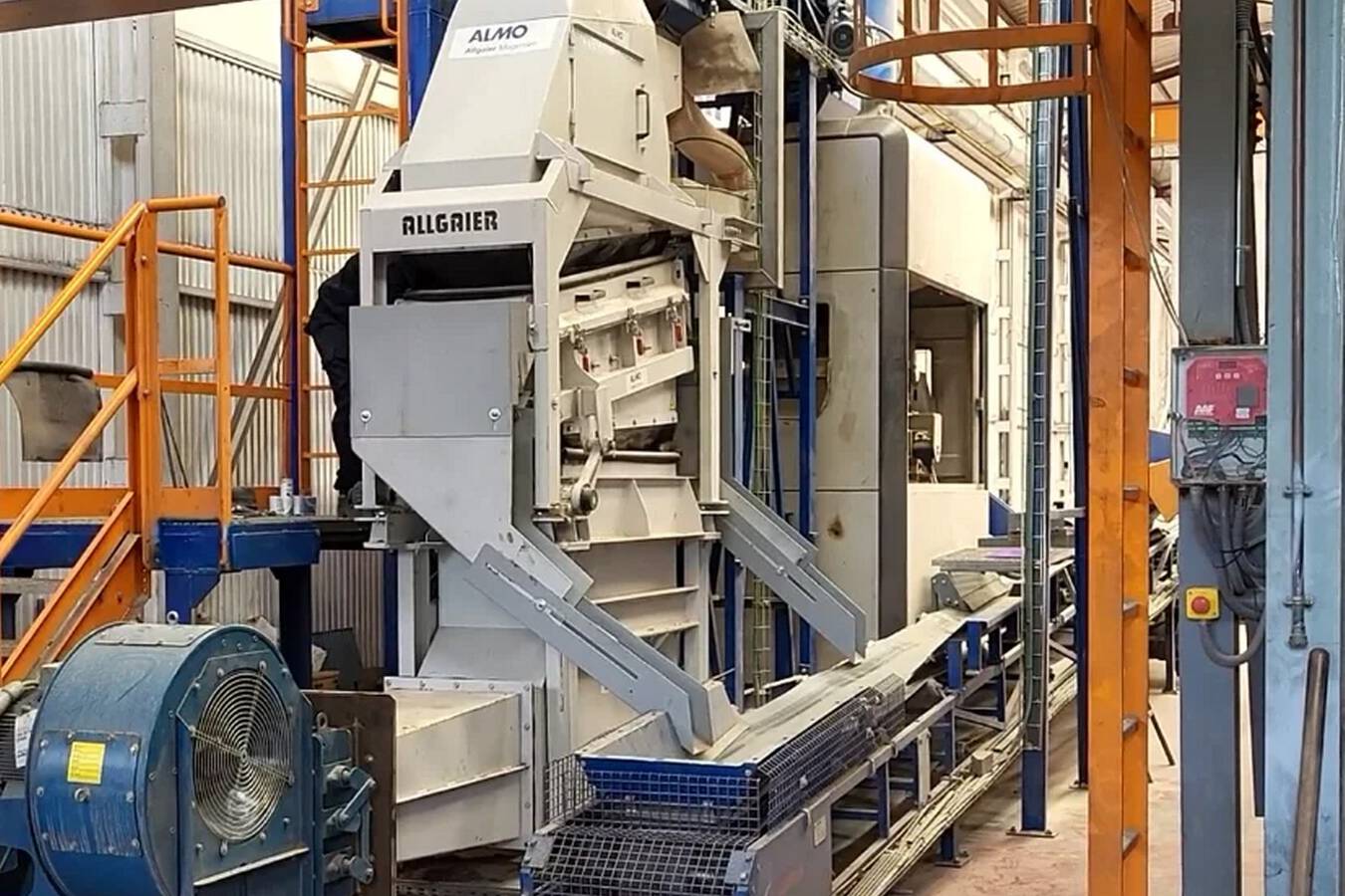 Neuer Trenntisch: Vorstellung des innovativen GSort Light GL Allgaier Mogensen hat einen Trenntisch entwickelt, der speziell für die Trennung von Leichtstoffen, wie z.B. biostabilisierte Raffinate, sowie für die Verarbeitung anderer Leichtstoffe konzipiert ist und auf dem erfolgreichen Konzept des GSort basiert
