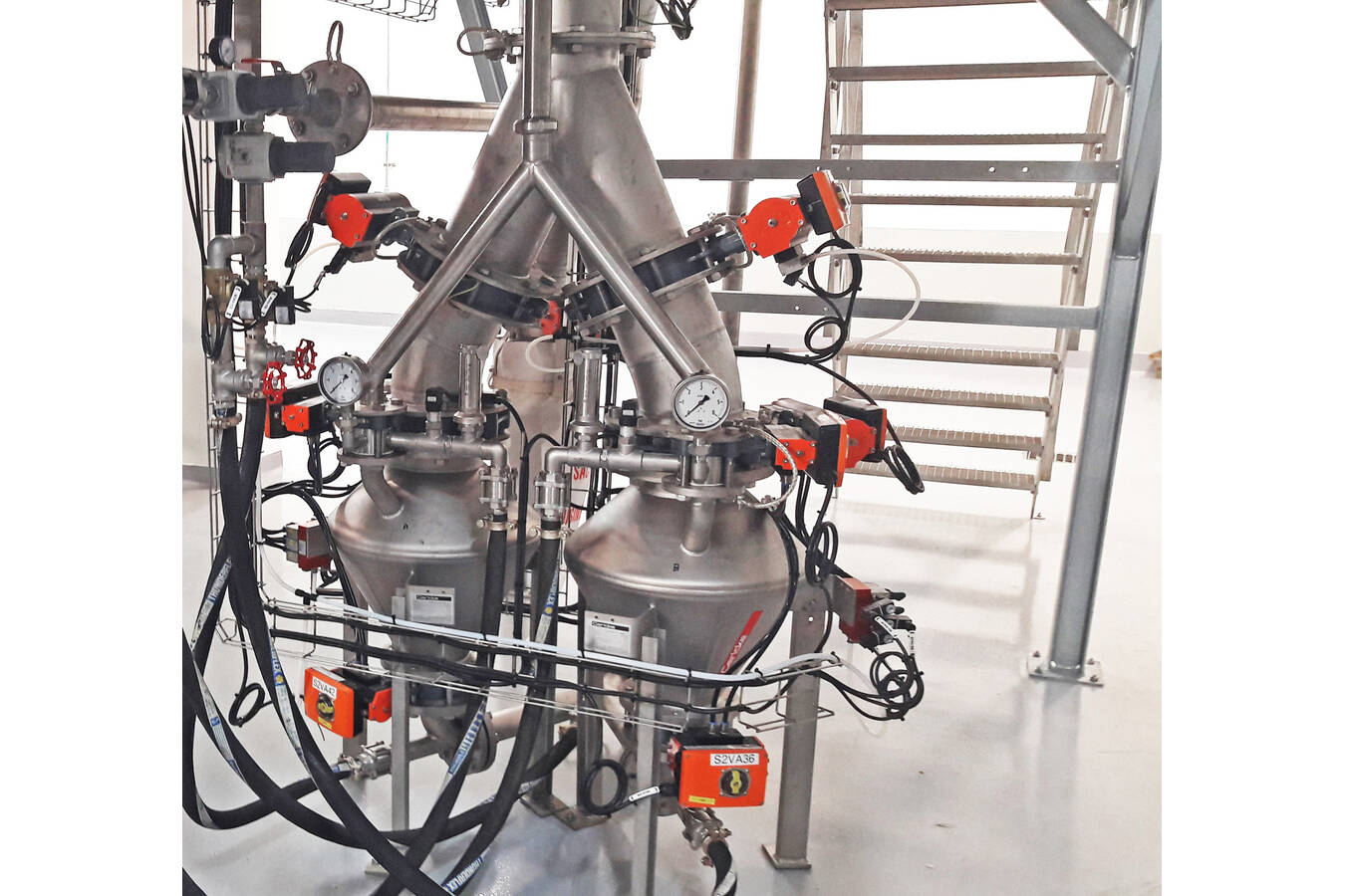 Kontinuierliche Dichtstromförderung bei begrenzter Einbauhöhe Die Dichtstromförderung mit Doppelsender ist die Lösung, wenn nur eine geringe Bauhöhe zur Verfügung steht und gleichzeitig das Produkt schonend und ohne Bildung von Feinanteilen gefördert werden soll.