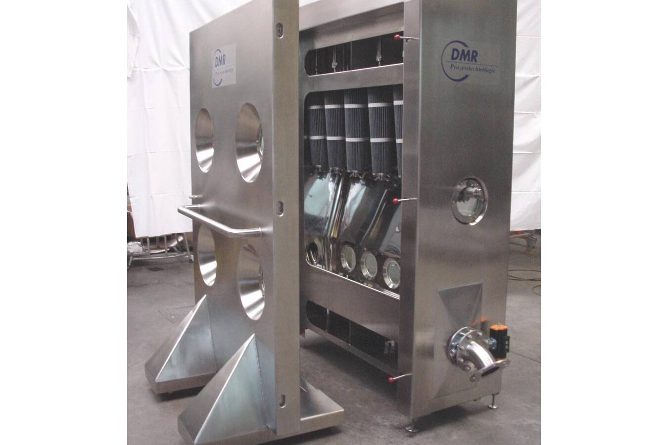 Wirbelschichtanlage WFP 15-2 ”Multifunktionsanlage” Der Prozessor WFP 15-2 ist ein hochwertiges, kontinuierlich arbeitendes Technikumsgerät zur Erstellung von Mustermengen und Kleinproduktionen von Pulvern bis zu rieselfähigen Produkten.