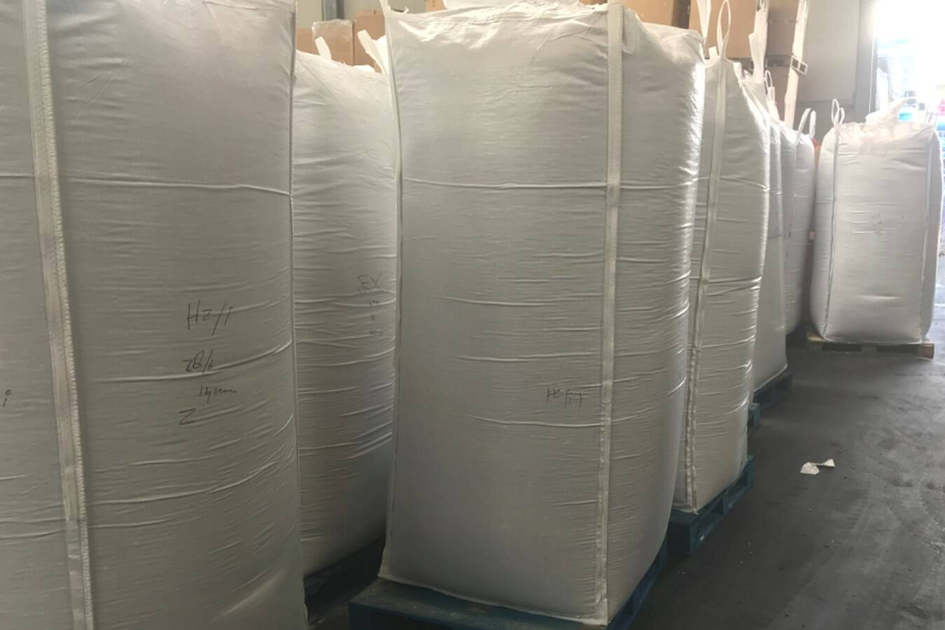 Stabile zwei Meter hohe Big Bags mit einer Füll- und Schüttelstation Jansen&Heuning hat eine intelligente Modifikation an einer bestehenden Big-Bag-Abfüllstation vorgenommen, wodurch vollständig gefüllte, stabile Big-Bags von 2 Metern Höhe realisiert wurden.