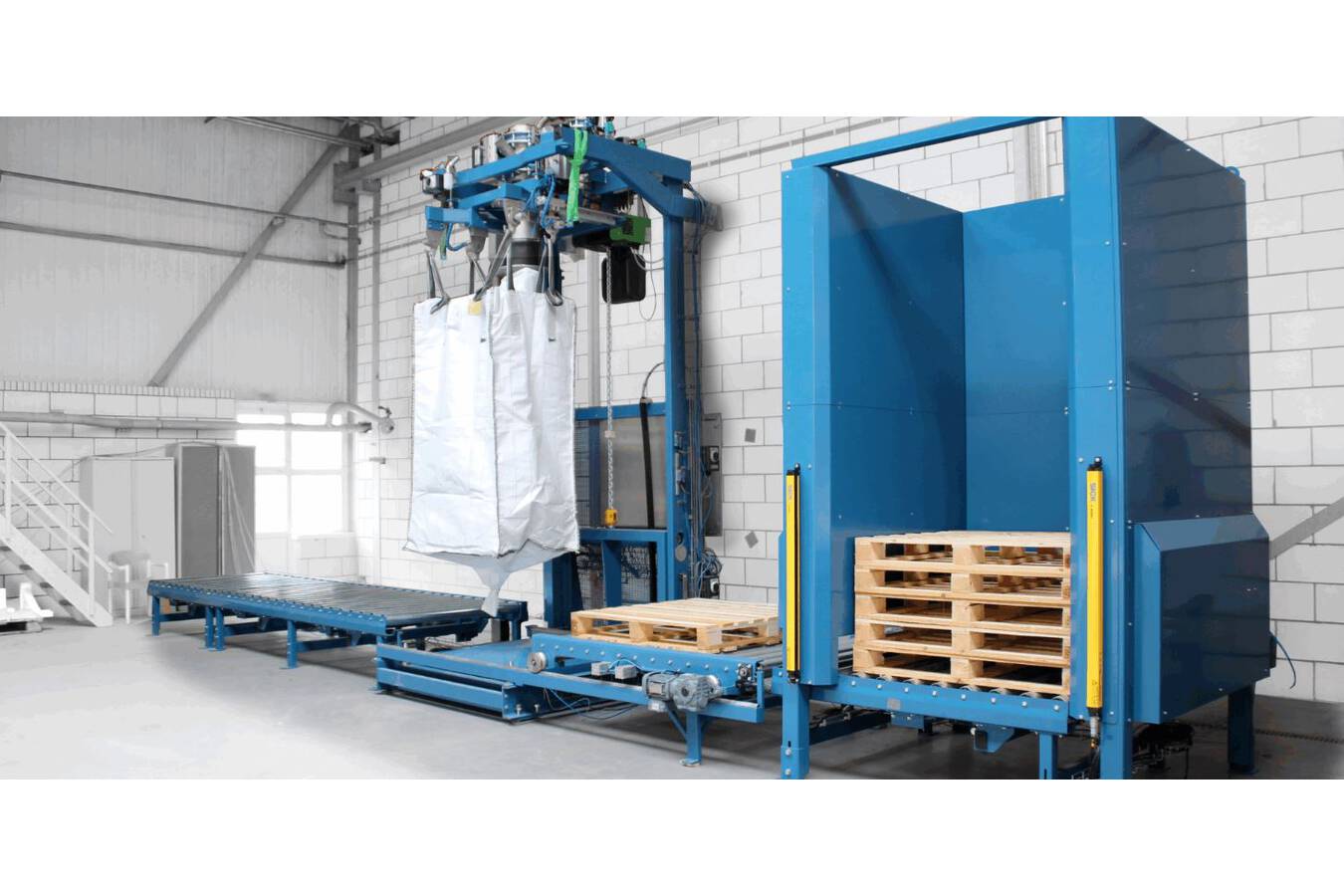 TBMA Big-Bag-Abfüllanlage: sicher, ergonomisch, optimale Füllung TBMA lieferte kürzlich eine Big-Bag-Abfüllanlage mit Palettendispenser und konischem Rütteltisch an einen großen Chemiehersteller im Süden der Niederlande.