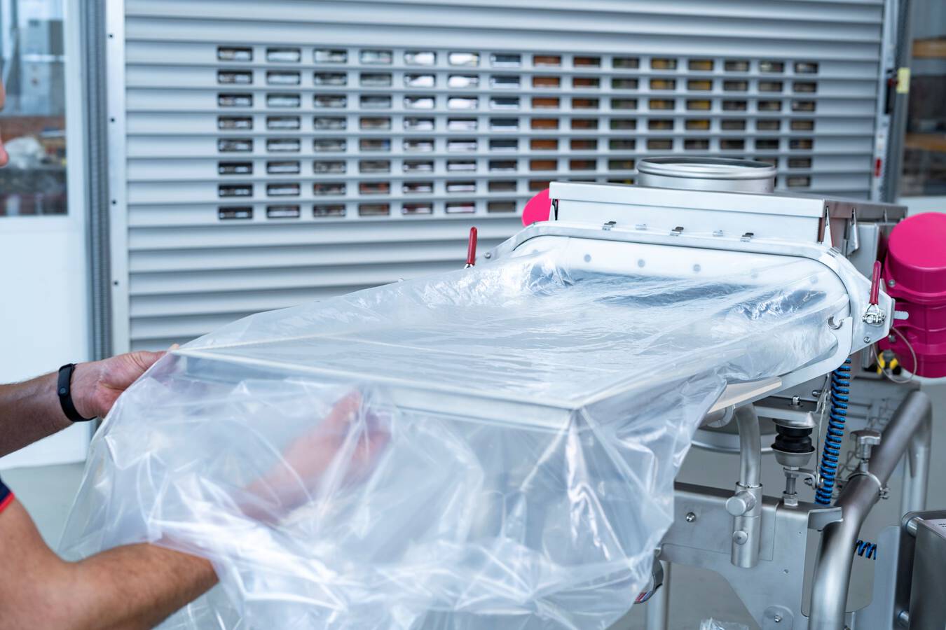 Sieben bis OEB 4: Engelsmann führt neue Containment Siebmaschine ein Das neue Vibrationssieb JEL Konti II CTM ist für fast alle gängigen Siebaufgaben geeignet, die unter Containment-Bedingungen durchgeführt werden müssen. Auch der Siebeinlegerwechsel funktioniert ohne Bruch des Containments.  