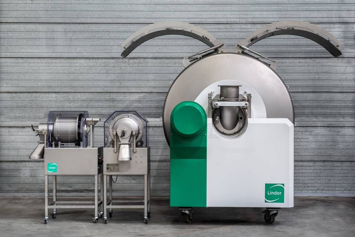 Lindor stellt drei spezielle Mischer auf der POWTECH, Stand 3-163 aus Auf der kommenden POWTECH-Messe zeigen Lindor drei Spezialmaschinen: einen kleinen Labormischer, den Gull Wing Mischer und Lindor Capsule©, den Vakuumtrockner und -beschichter.