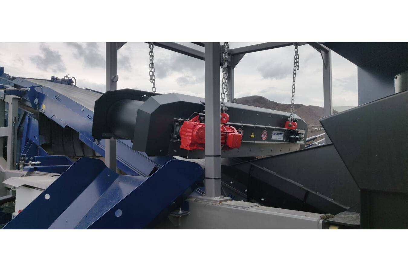 Modularer Überbandmagnet für Mobile Recyclinganlagen Goudsmit hat eine kürzlich entwickelte Serie von mobilen Überbandmagneten. Die modular aufgebauten Magnete entfernen Eisenpartikel aus den darunter liegenden Materialströmen und sind für mobile Recyclinganlagen geeignet. 