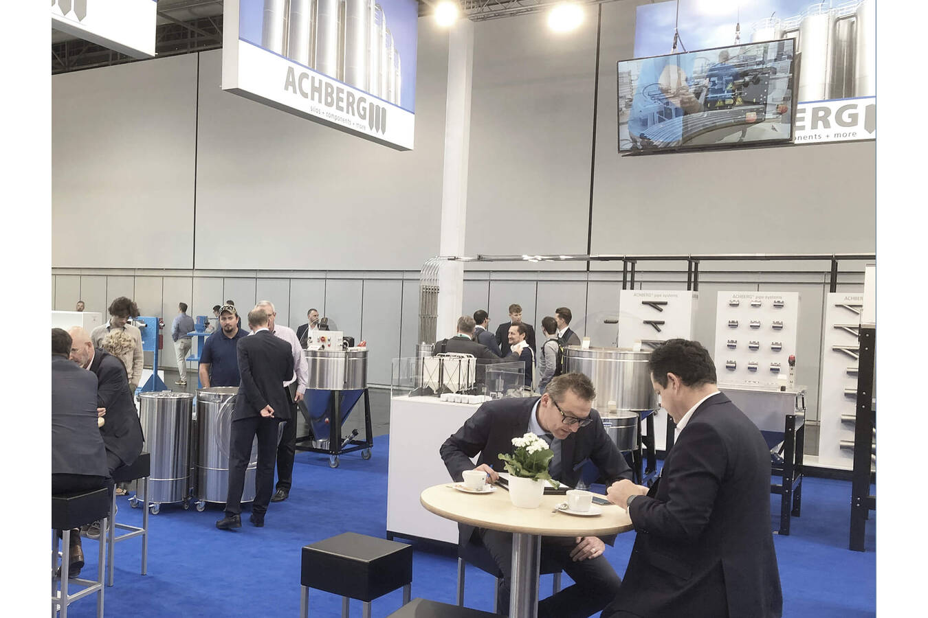 Voller Erfolg auf der K-2022 Die Erwartungen der Firma Siloanlagen Achberg wurden auf der diesjährigen K-Messe in Düsseldorf deutlich übertroffen. Das neue Standkonzept sowie die ausgestellten Produkte kamen beim Fachpublikum äußerst gut an.
