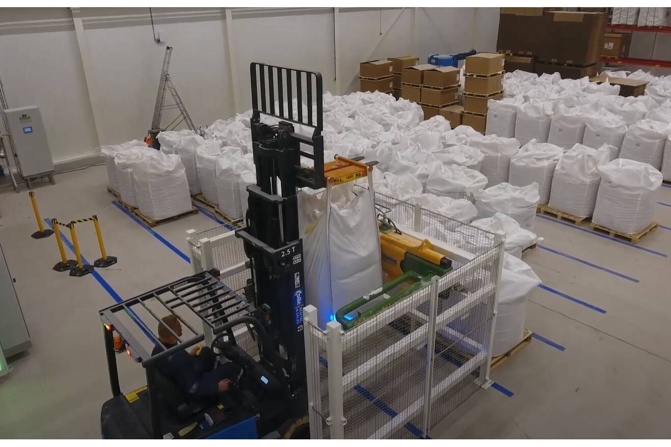 Jansen & Heuning präsentiert halbautomatische Big-Bag-Crusher  Ein neues Produkt in der Reihe der Big-Bag-Crusher von JH. Es hat sich als eine sehr erfolgreiche Alternative zwischen dem mobilen Crusher und dem vollautomatischen Crusher erwiesen.