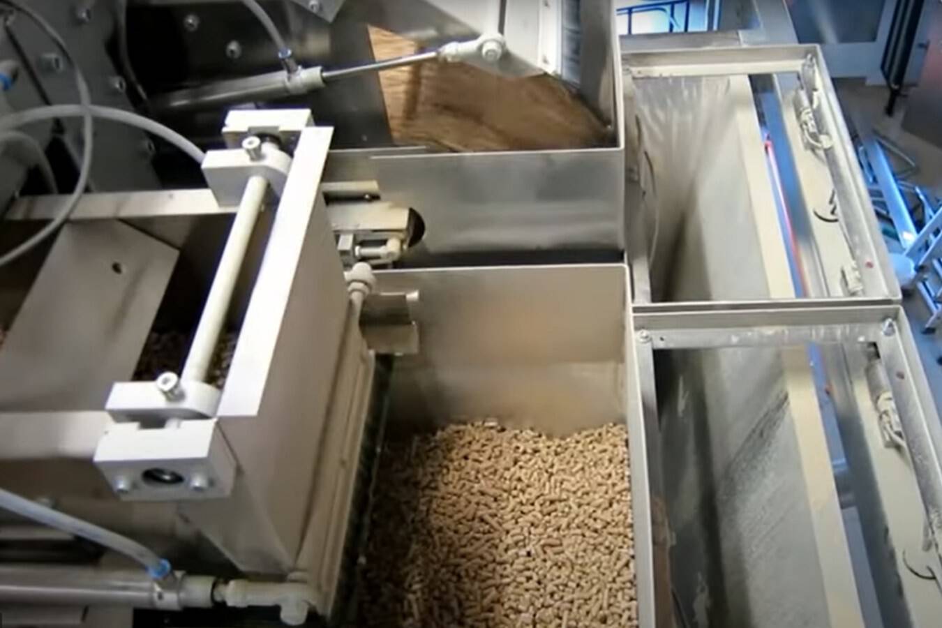 Ehcolo Turnkey-Verpackungslinie für Holzpellets Video einer Verpackungslinie für Holzpellets. Ehcolo liefert komplette Verpackungslinien und erspart Ihnen damit die Kommunikation mit mehreren Unternehmen.