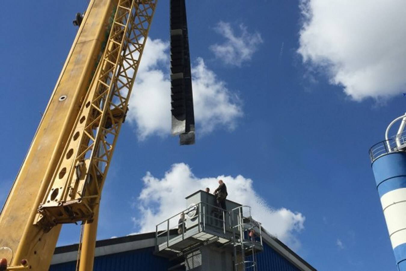 Überholung von Betonmischanlage während der Sommersaison Für die Sommerwartung erstellt Muller Beltex einen Inspektionsbericht mit Empfehlungen unter Berücksichtigung der Dringlichkeit und des verfügbaren Budgets.