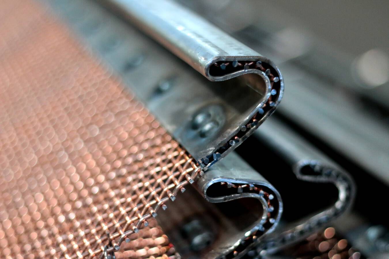 CES erweitert und optimiert seinen Siebspannservice Curt-Ebert-Siebtechnik stellt Siebböden für die Siebmaschinen der Industrie her. Die enge Zusammenarbeit zwischen CES und Siebmaschinenherstellern ist ein wichtiger Grundstein für den Erfolg.