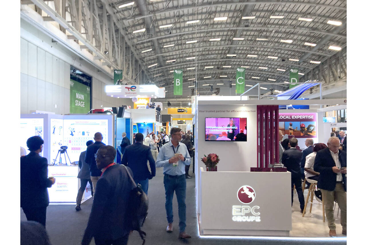 Südafrika: ScrapeTec entdeckt Staubschutz-Potential Auf der diesjährigen Mining Indaba in Kapstadt, der großen afrikanischen Messe für Bergbau, hatte ScrapeTec interessante Begegnungen. Der Tenor: Man sucht nach Lösungen, um die Kosten durch Staubentwicklung und Verschüttung zu minimieren.