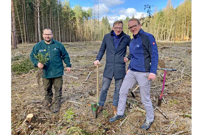 ULT löst Versprechen ein und pflanzt über 100 Bäume Die ULT AG pflanzte am 03. April 2023 im UNESCO-Biosphärenreservat Oberlausitzer Heide- und Teichlandschaft über 100 Bäume. Diese Aktion resultierte aus einem Versprechen, welches das Unternehmen anlässlich des 7. ULT-Symposiums im Mai 2022 gab.