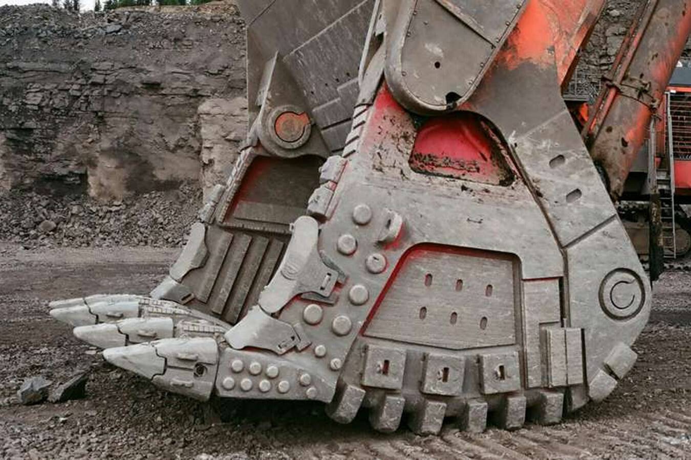 Wie man Maschinen in Steinbrüchen wirksam vor Verschleiß schützt Die verschleißfesten Werkstoffe KALMETALL, KALCAST und KALEN haben sich als die ideale Lösung erwiesen, um Maschinen in Steinbrüchen vor Verschleiß zu schützen.