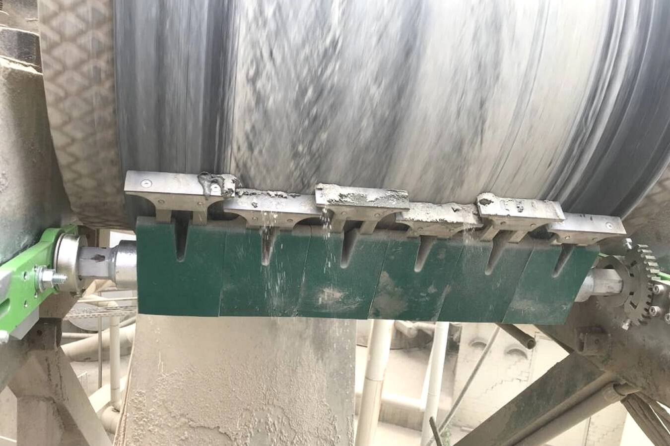 Minimierung von Verschmutzung und Ausfallzeiten von Förderbändern StarClean-Fördergurtabstreifer arbeiten sehr genau und sind weniger verschleißanfällig, sagt François van den Hoek, Installationsleiter der Trennanlage bei AEB Amsterdam.
