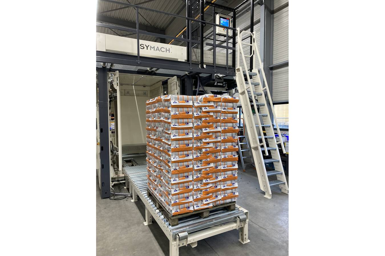 Der brandneue SYMACH 3500S Palettierer Der neue Lagenpalettierer 3500S bietet effiziente und hohe Geschwindigkeit Palettierleistungen mit hervorragenden Stapelergebnissen bei intuitiver Steuerung