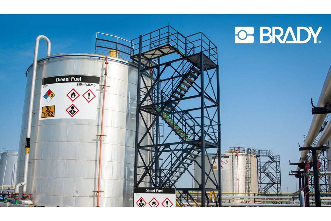 Höhere Sicherheit und Effizienz mit ISO 20560-Tank-Kennzeichnungen ISO 20560 ist die erste Norm, die international anerkannte Regeln für die Kennzeichnung von Tanks aufstellt. Brady bietet klare Kennzeichnungsschemata, die leicht lesbar und verständlich sind.