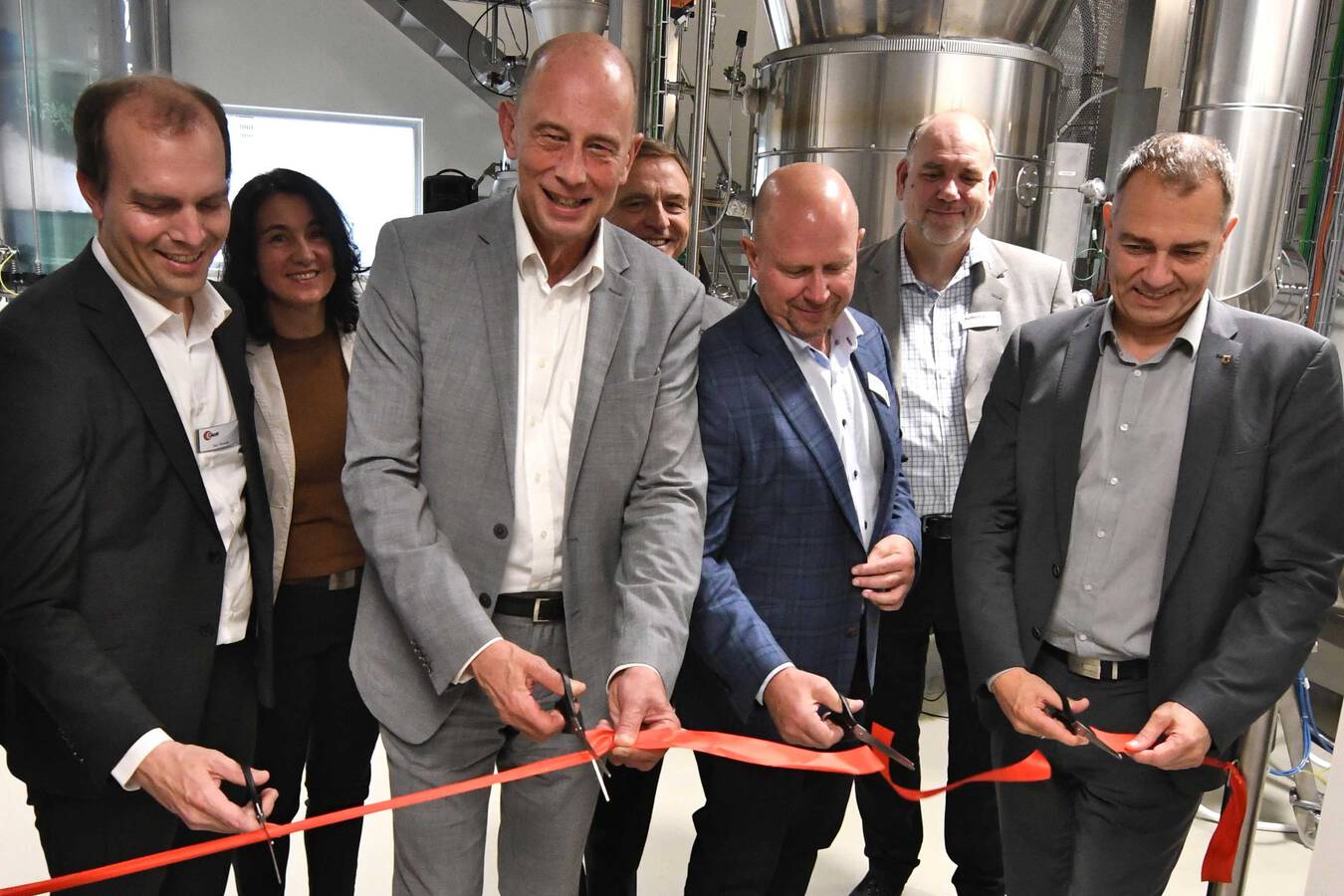 Glatt produziert Kosmetikpigmente für Merck Völlig neuartige Produktionsanlage für Effektpigmente offiziell in Betrieb genommen