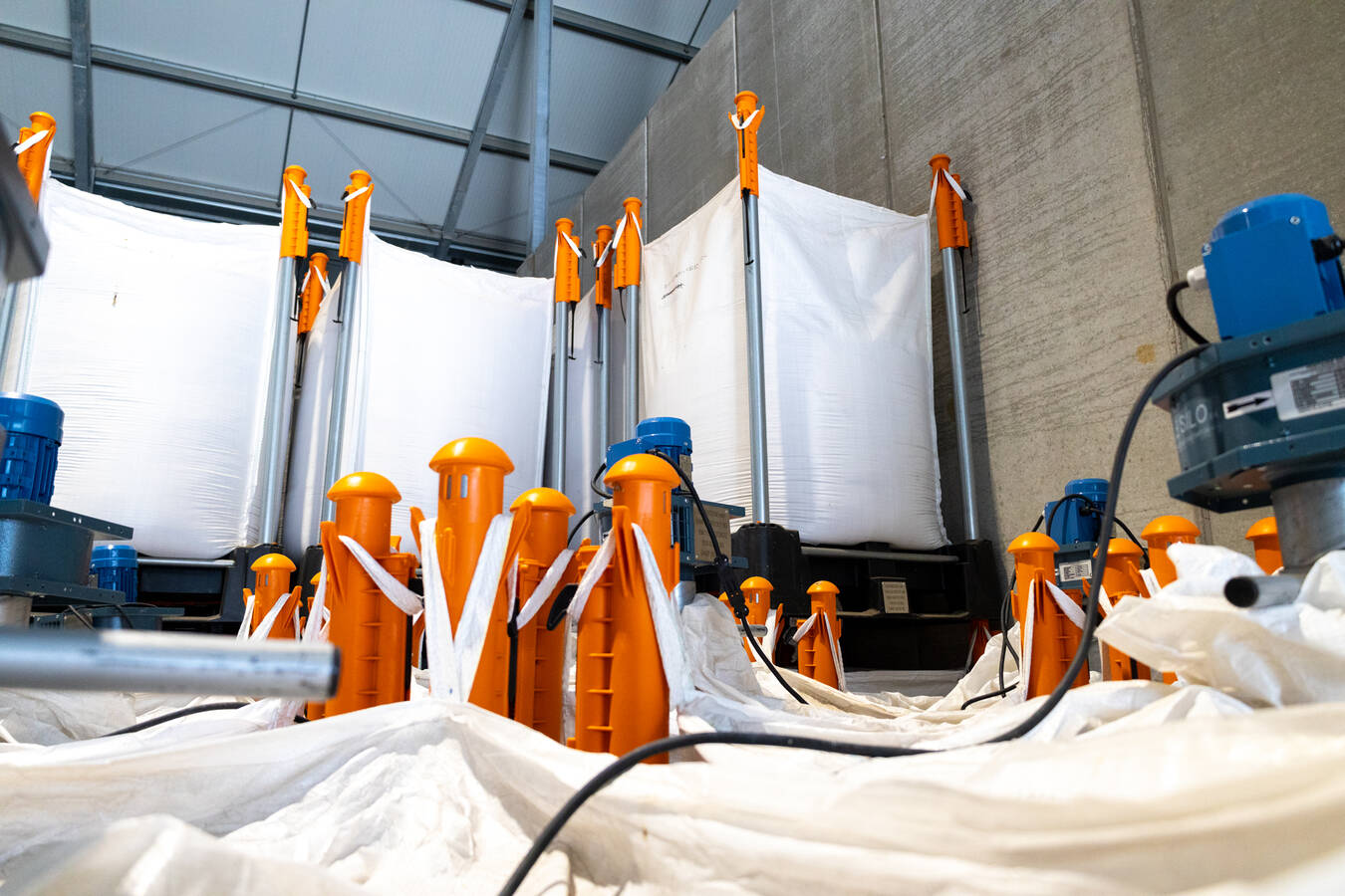 Effizienter Ersatz für Silobehälter: gestützte Bigbags Die Vorteile des Indus Neva sind Flexibilität und Platzersparnis bei der Lagerung, einfache Reinigung, verbesserte Sicherheit und geringere Kosten. So können Sie die Schüttgutlagerung und die Produktion optimieren.