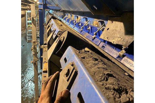 Effektive Staubkontrolle im Bergbau gleich erhebliche Kosteneinsparung Die Spezialisten von Scrapetec arbeiten kontinuierlich an Lösungen zur Bewältigung spezifischer Herausforderungen an den Übergabepunkten von Förderbandsystemen in Branchen, in denen Staub- und Materialverschmutzung erhebliche Probleme beseitigen. Dies umf